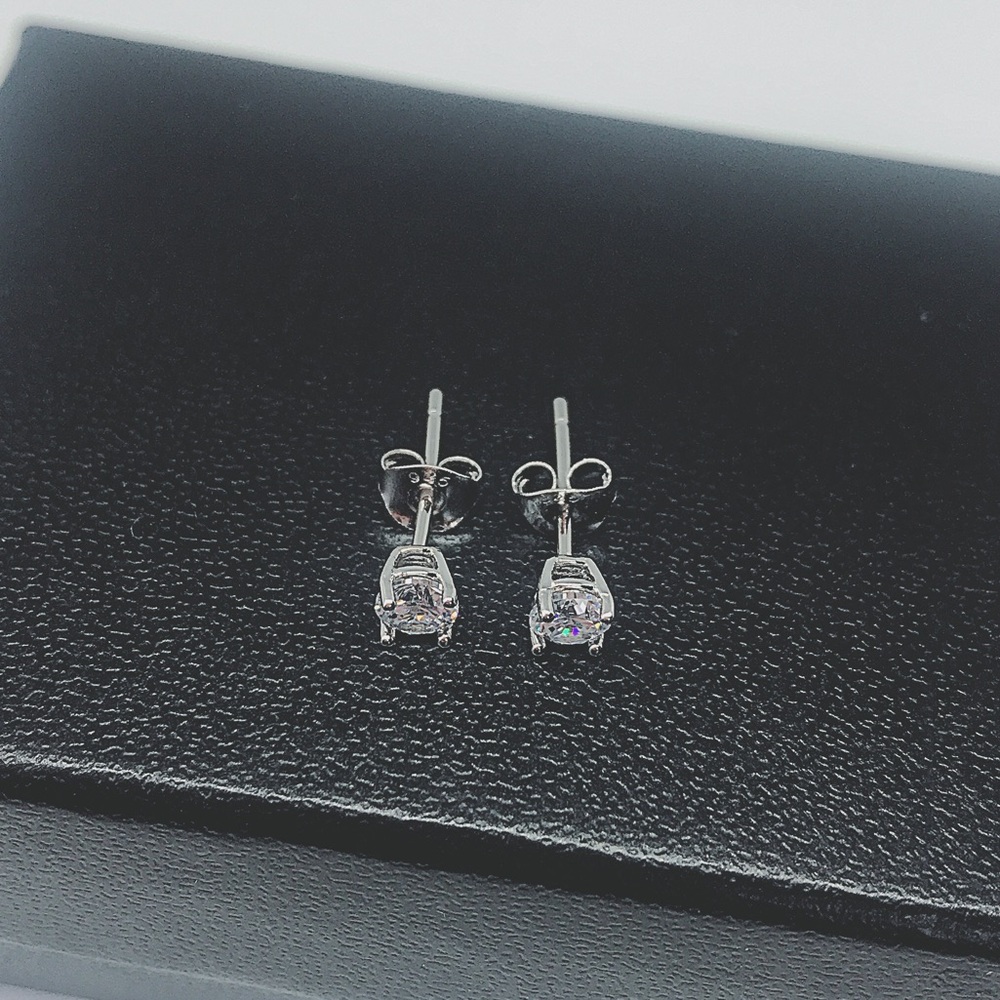 Sterling Silver 925. Simulate Diamond Stud Earring. - Picture 4 of 15